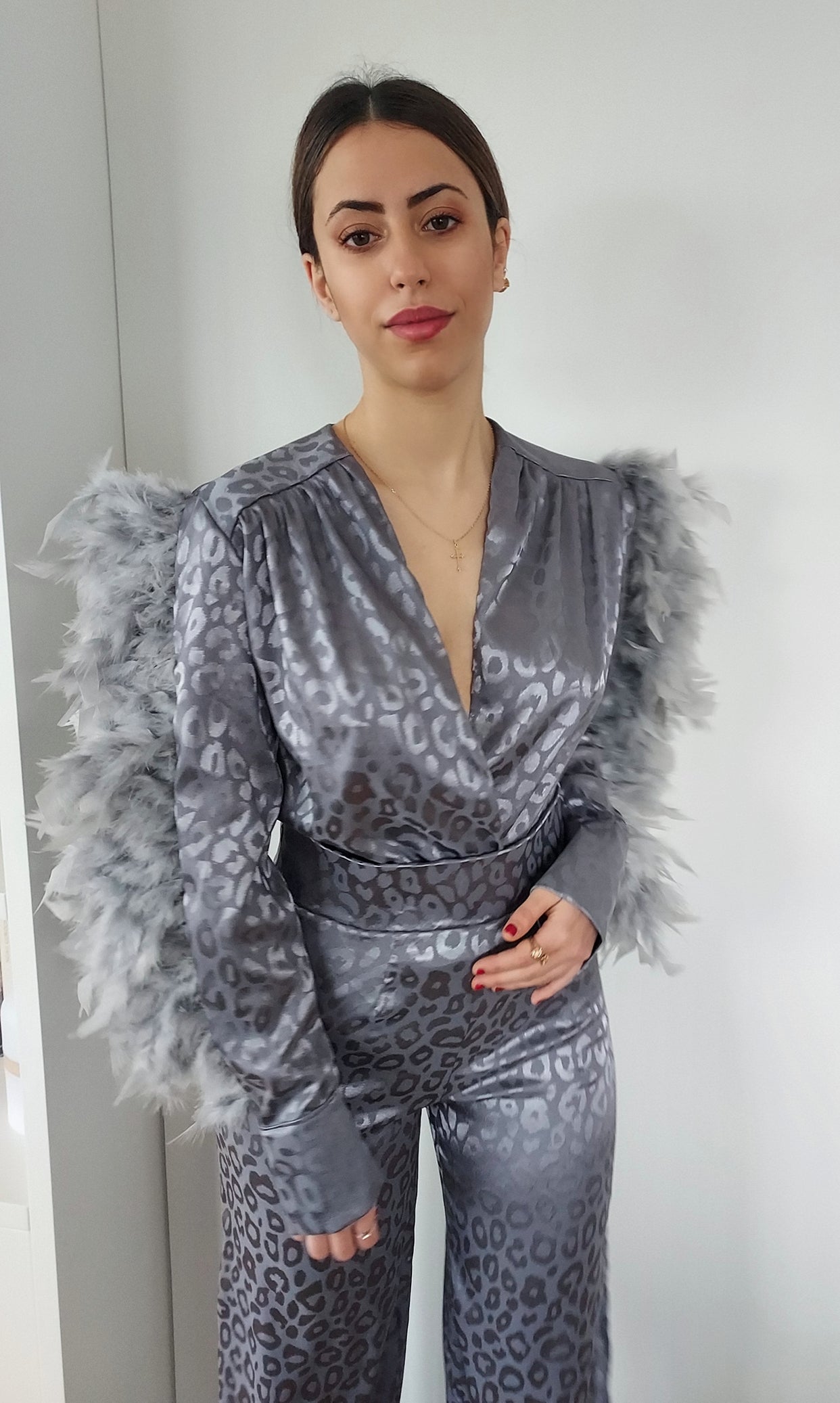 Bodi plumas gris porcelana