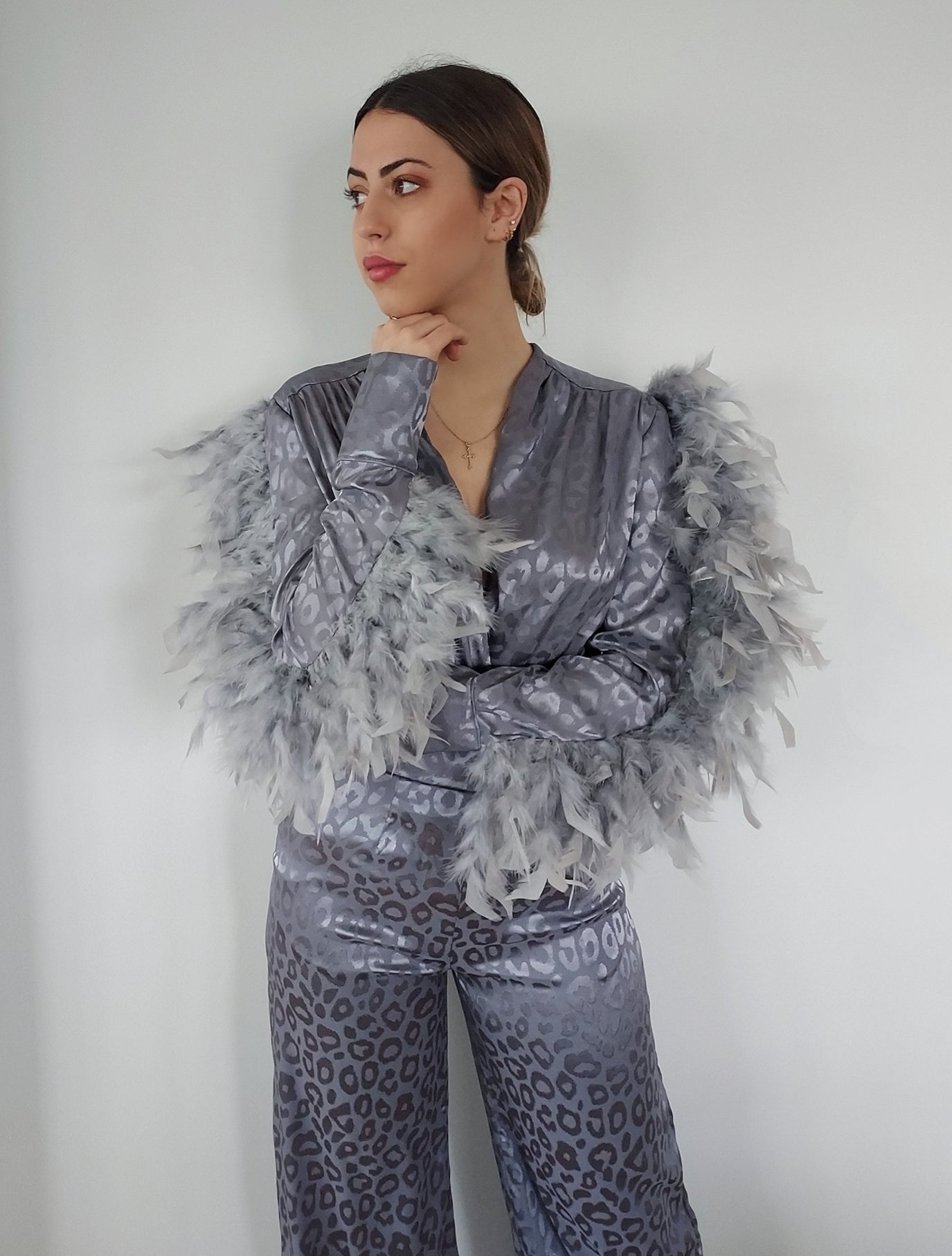 Bodi plumas gris porcelana