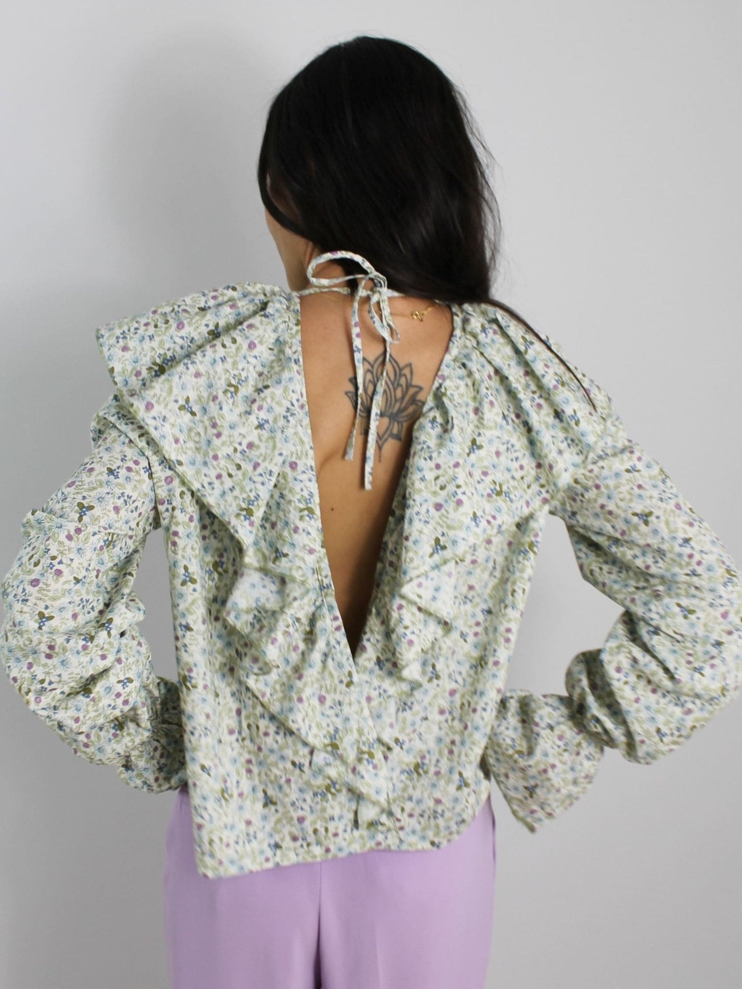 Camisa flores escote reversible