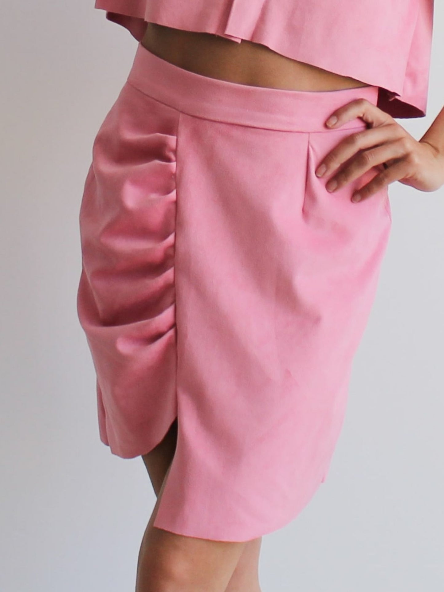 Falda rosa efecto ante